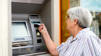 Pensionară umilită la ATM-ul unei mari bănci: bancomatul nu a eliberat cei 950 de lei, dar i-a retras din cont. Răspunsul inițial al băncii a fost că tranzacția a fost înregistrată corect