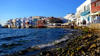 Plaja din Grecia unde dai 100 de euro pe o bere şi 35 pe o cola. Turiştii s-au revoltat din cauza preţurilor exorbitante: 