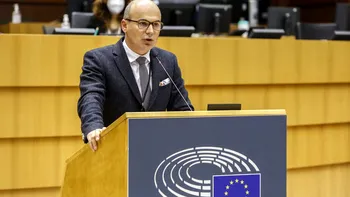 Rareş Bogdan, cum nu l-ai mai văzut. Face karaoke pe litoral, spre surprinderea multor români. A ales o piesă italiană