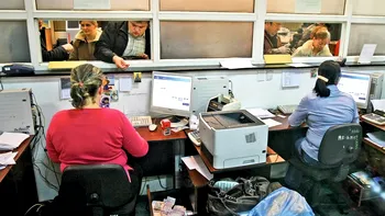 Zeci de angajați de la o Agenție de stat și neamuri de-ale lor au primit ajutoare de urgență de la stat - suma sare de 185.000 de lei, banii fiind primiți în perioada 2017-2025