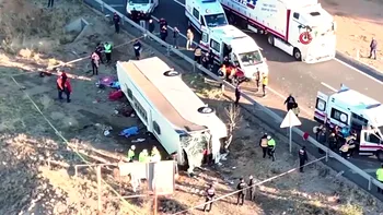 Un autobuz plin cu oameni s-a răsturnat pe o autostradă din Germania: 20 de persoane au fost rănite, un pasager se află în stare critică