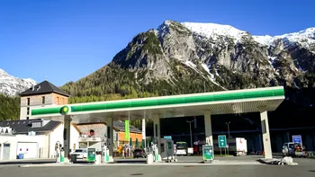 Un șofer de microbuz i-a abandonat pe șase români într-o benzinărie din Austria. I-a lăsat fără bani și fără acte, ce s-a întâmplat după