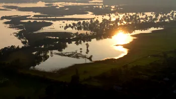 Vremea o ia razna: risc de inundații în mai multe județe, chiar în plin cod roșu de caniculă. Avertismentul hidrologilor