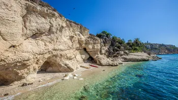 Insula faimoasă din Europa unde turiștii riscă amenzi de 3.000 de euro dacă iau scoici sau nisip. Este vizitată și de mulți români