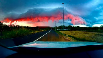 Apusul care a speriat românii. Cerul parcă a luat foc, fenomenul spectaculos, explicat de meteorologi: ”Un incendiu cu flacăra deschisă”
