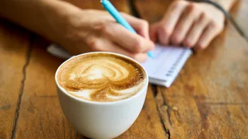 Cafeaua și ceaiul, în prevenția declinului cognitiv: ce arată noul studiu și cum să interpretezi corect rezultatele