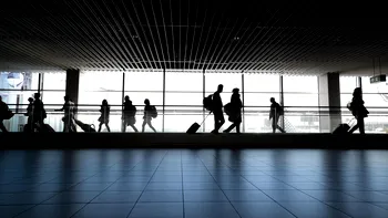 Câţi bani primeşti dacă zborul tău a avut întârziere sau a fost anulat? Sfaturile InfoCons pentru români, în plin sezon al vacanţelor