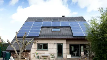 Cât te costă, de fapt, să montezi panouri fotovoltaice fără ajutor de la stat? Bateria e scumpă, când merită să o cumperi