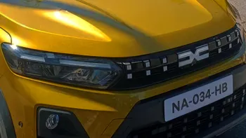 Versiunea actualizată a Dacia Sandero, surprinsă pe stradă. Cu ce vine nou cea mai vândută mașină din Europa în 2025