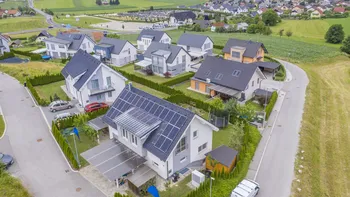 Distanţa legală faţă de linia de hotar în construcţii. Cum poate fi modificată fără a fi dat în judecată