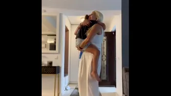 VIDEO Primele imagini cu reîntâlnirea dintre Elena Udrea și Eva Maria. Fetița nu îi mai putea da drumul din brațe mamei sale, a îngenuncheat de emoții
