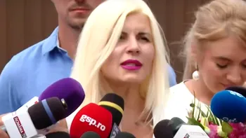 Gestul făcut de deţinutele din Penitenciarul Târgșor pentru Elena Udrea, la ieşirea din închisoare. Fostul ministru a avut lacrimi în ochi