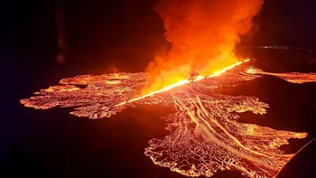 Țara care s-a confruntat cu o erupție vulcanică inedită: Lava izvorâtă dintr-o fisură a făcut spectacol