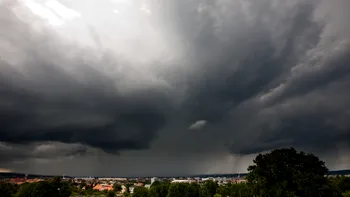 Weekend cu ploi, vijelii şi temperaturi scăzute, anunţă ANM. Zonele în care furtunile ajung în următoarele zile