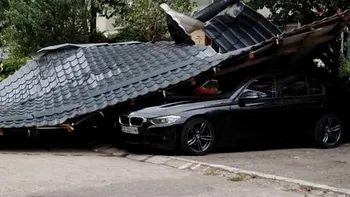 Furtunile au făcut prăpăd în mai multe zone din țară. Acoperișuri smulse de vânt la Reșița și străzi inundate în Sibiu FOTO