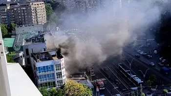 Incendiu la un centru comercial din zona Lujerului, Sectorul 6. Zeci de persoane au fost evacuate