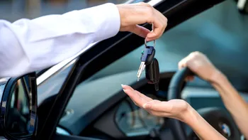 Din 2030, firmele de închirieri auto vor fi obligate să ofere doar mașini electrice
