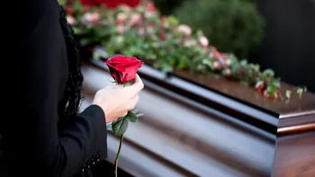Cu cât se vor scumpi înmormântările de la 1 august. Românii vor fi nevoiți să scoată din buzunar sute de lei în plus pentru ceremoniile funerare EXCLUSIV