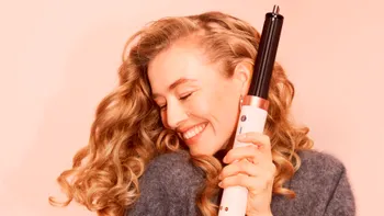 Dyson reinventează coafatul în medii profesionale și acasă cu noul Airwrap Co-anda 2x. Noul multi-styler este mai puternic și mai rapid ca niciodată