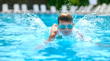 Cum pot face copiii otită dacă merg la piscină. Semnele la care părinții trebuie să fie atenți, cum se tratează