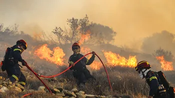 Incendiile continuă să devasteze Grecia și Turcia. Mii de turişti au plecat din Creta