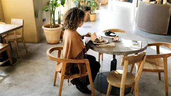 Singur la masă, dar liber: de ce românii încă ezită să îmbrățișeze solo dining-ul