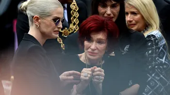 Soţia lui Ozzy Osbourne, îndurerată la înmormântarea regretatului artist. Şi-a ţinut copiii aproape pentru a rezista. Foto