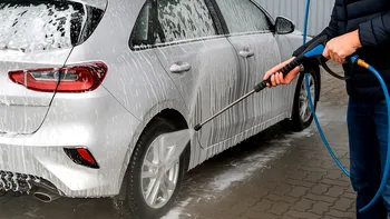 Greșelile pe care le fac șoferii când spală mașina la stațiile self-wash cu jetoane. Cum poți strica caroseria la mașină fără să știi