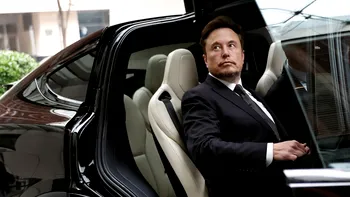 Compania lui Elon Musk, față în față cu un proces fără precedent după ce o mașină Tesla a fost implicată într-un accident soldat cu un mort și un rănit
