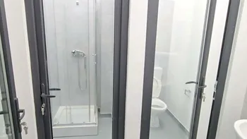 Toaleta şi duşul dintr-o piaţă din Paşcani, complet transparente. Trecătorii văd totul din stradă, cei de la primărie nu au observat gafa constructorilor