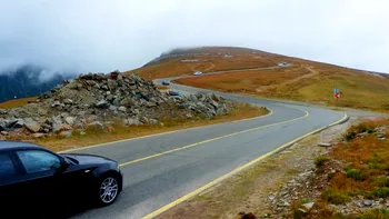 Momentul în care fulgerul lovește la câțiva metri de o mașină, pe Transalpina. Meteorologii emit noi avertizări VIDEO