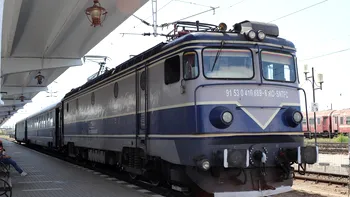 Un tren CFR a rămas fără două vagoane în mers, între stații. Pasagerii au fost abandonați pe câmp, în așteptarea locomotivei