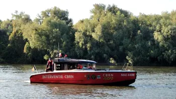 Accident grav în Tulcea: o ambarcațiune cu 12 persoane la bord a intrat în mal. Pompierii militari au fost mobilizați la fața locului