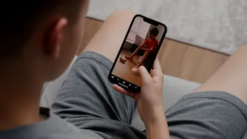 Clipurile video scurte pot afecta atenția copiilor. Avertisment pentru părinții care îi lasă să „uite de ei” pe telefon, venit de la cofondatorul YouTube