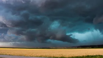 Vijelii puternice cu rafale de 100km/h, în România. Cine scapă de caniculă chiar de azi?