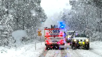 Fenomen rar în Australia: Cel mai gros strat de zăpadă din ultimele decenii a blocat drumuri și a lăsat locuințe fără curent