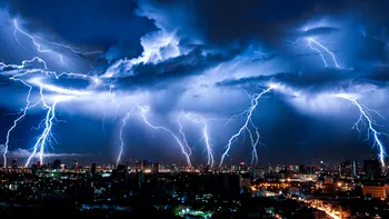 Furtuni puternice în următoarele ore, cu grindină și averse torențiale. Meteorologii au emis cod roșu de vreme rea. Județele vizate UPDATE