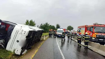 Accident cumplit în județul Cluj: un autocar cu peste 20 de persoane s-a răsturnat pe șosea. S-a activat Planul Roșu