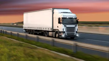 Amendă de 5.900 de euro pentru un șofer român de TIR. A fost obligat să doarmă într-o parcare a primăriei de polițiștii italieni
