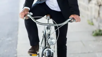 Amendă de 725 de lei dacă mergi cu bicicleta pe trotuar. Când au voie bicicliştii să treacă pe lângă pietoni