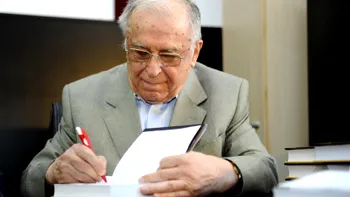 Autograful lui Ion Iliescu, noua atracție pe internet. Cât costă o fotografie cu semnătura fostului președinte