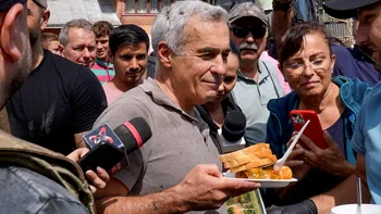 Călin Georgescu a suferit un accident în timpul apariției în Broșteni. Momentul stânjenitor a fost filmat VIDEO