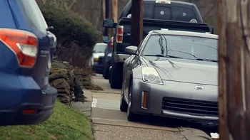 Când ai voie să parchezi în faţa blocului? Legea care permite autorităţilor să ridice autovehiculele