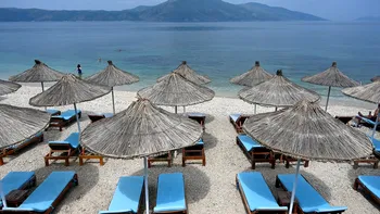 Cât au plătit doi români pe două şezlonguri în Albania, în august 2025? Au rămas cu un gust amar, se aşteptau la preţuri mici: 