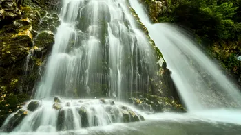 Cât costă să vizitezi Cascada Urlătoarea în august 2025? Prețul este accesibil, iar peisajul îți taie respirația