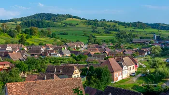 Cât va plăti un român cu casă la țară impozit pe proprietate, după majorarea taxelor. Cu cât se mărește suma