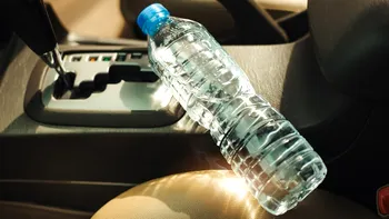 Ce se întâmplă dacă bei apă dintr-o sticlă de plastic lăsată în mașină la căldură, conform oamenilor de știință