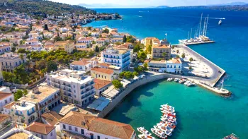 Cea mai frumoasă plajă din Grecia, locul adorat de membrii familiilor regale din Europa. Renunţi la Santorini şi Mykonos pentru ea