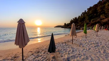 Cea mai frumoasă plajă din Grecia, un dezastru total. Românii se plâng de mizerie, aglomeraţie şi preţuri mari, la Marble Beach: 