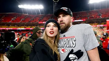 Cine este Travis Kelce, logodnicul lui Taylor Swift. Jucătorul de fotbal american și faimoasa artistă se pregătesc de nuntă după 2 ani de relație